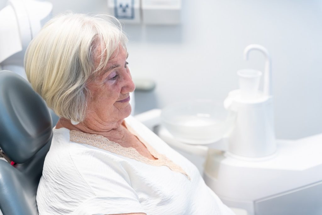 Paciente mayor en clínica dental durante revisión