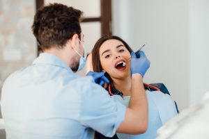 cuanto se tarda en poner un implante dental